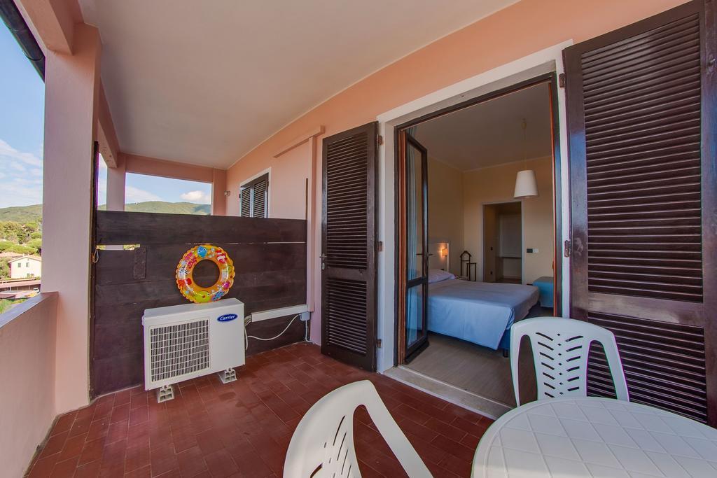 Hotel Del Golfo - Dependance Procchio  Rum bild